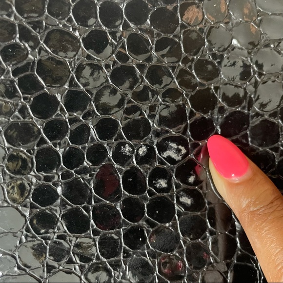 BCBG MAX AZRIA BLACK ITALIAN LEATHER SHOULDER BAG RED STITCHING RED INTERIOR - Picture 8 of 12